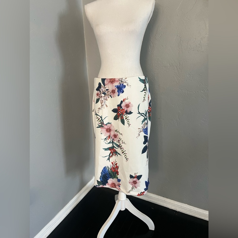 T Tahari Floral Print Slim Skirt In White Bouquet Print size L/G - Picture 2 of 10